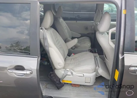 2012 Toyota Sienna Xle 7 Passenger z USA, uszkodzony, nr VIN 5TDDK3DC9CS036188